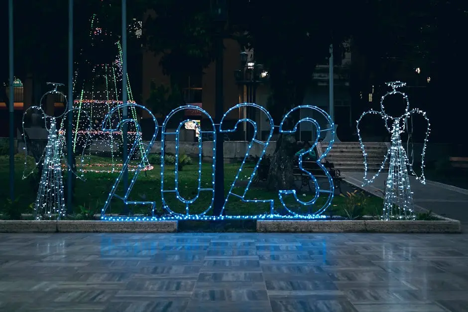 Illuminated numbers and angel figures in a festive holiday display in Mérida.