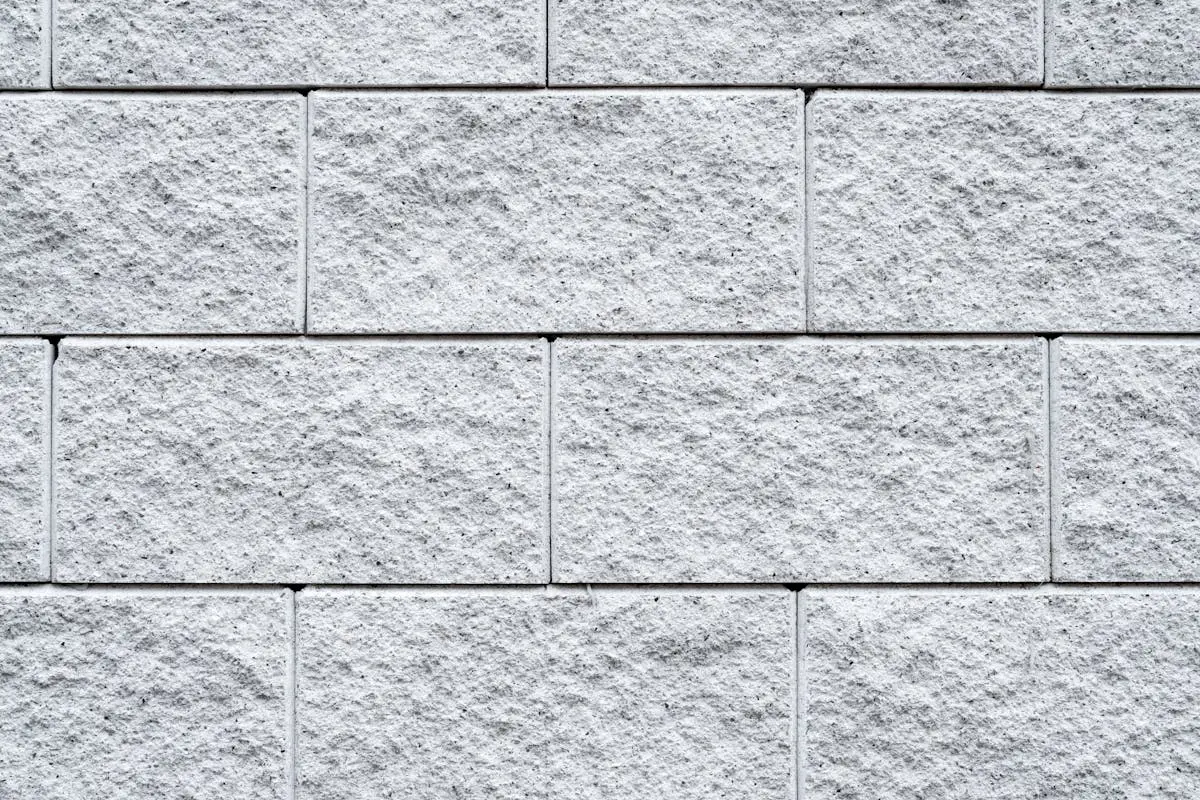 Detailed texture of a white brick wall, perfect for backgrounds and design projects.