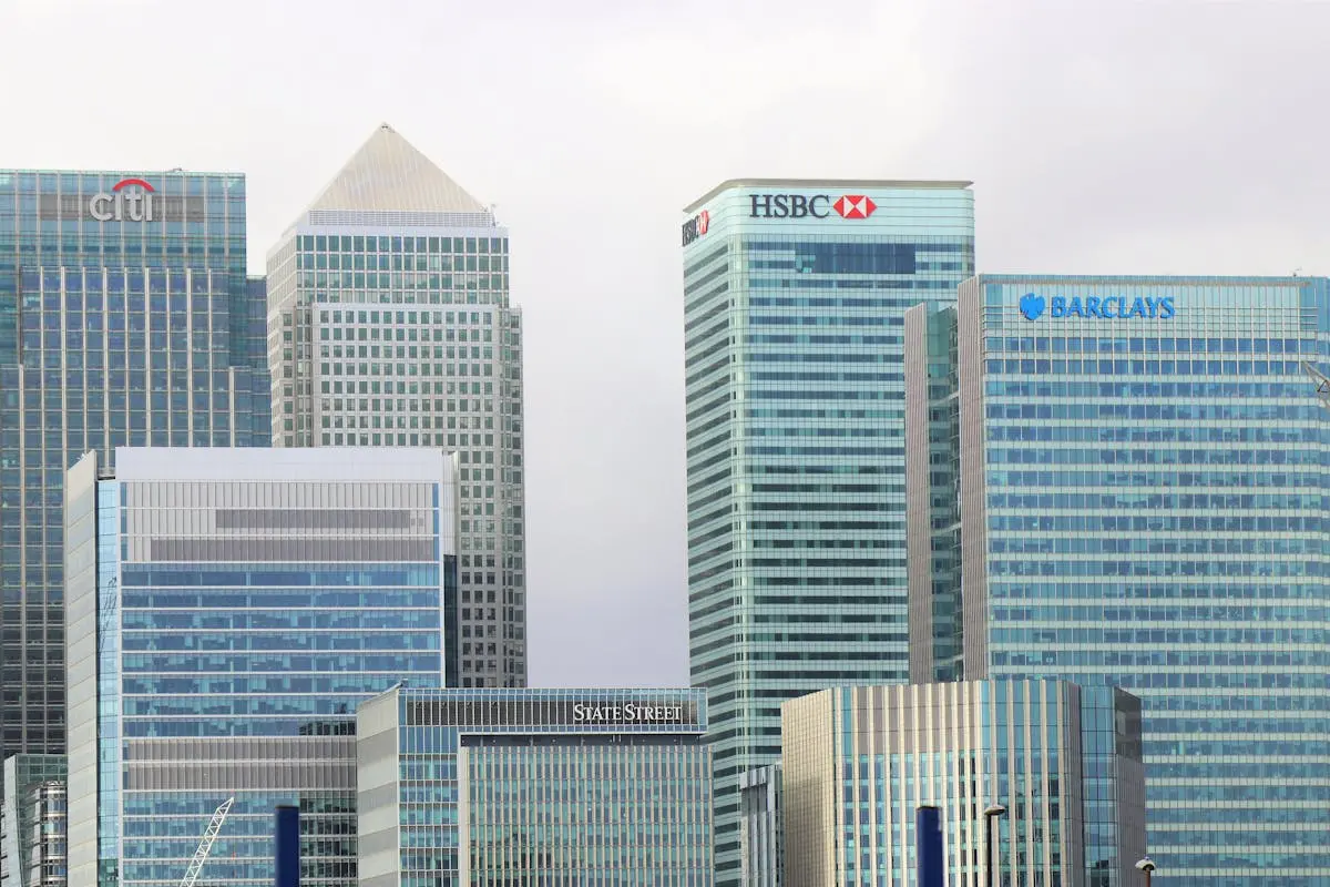 Modern skyline of Canary Wharf featuring iconic bank skyscrapers like HSBC and Barclays.