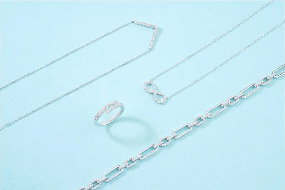 Elegant jewelry set with diamonds and platinum on a blue background.