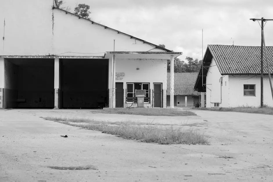 A monochrome photo of an old, abandoned gas station in Embalse, Córdoba, Argentina.
