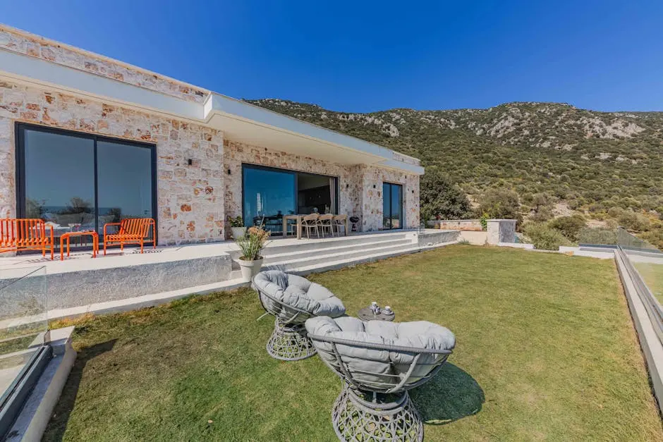 Elegant modern house with a spacious patio and stunning mountain views, perfect for relaxation.