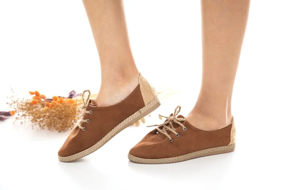 Stylish brown suede sneakers with lace ties, perfect for casual fashion.